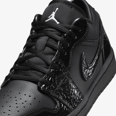 JORDAN | AIR JORDAN 1 LOW SE { BLACK/BLACK-WHITE-METALLIC SILVER