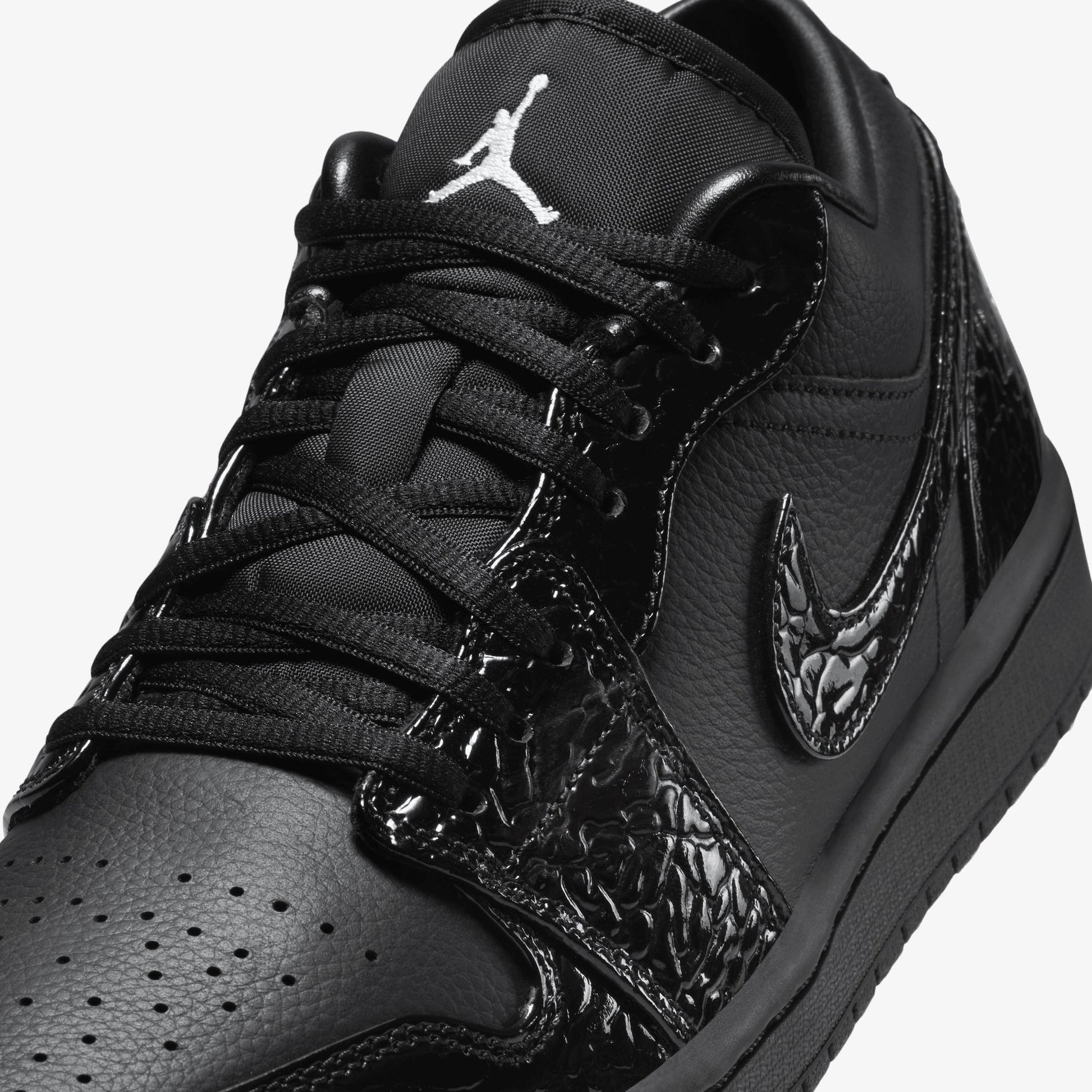 JORDAN | AIR JORDAN 1 LOW SE { BLACK/BLACK-WHITE-METALLIC SILVER
