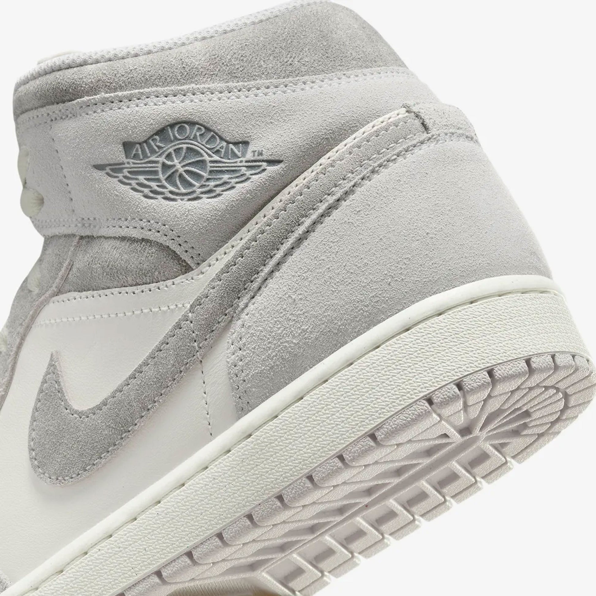 JORDAN | AIR JORDAN 1 MID SE { NEUTRAL GREY/SMOKE GREY-SAIL