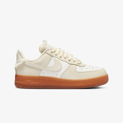 Nike | AIR FORCE 1 '07 LX { SAIL/COCONUT MILK-GUM MED BROWN