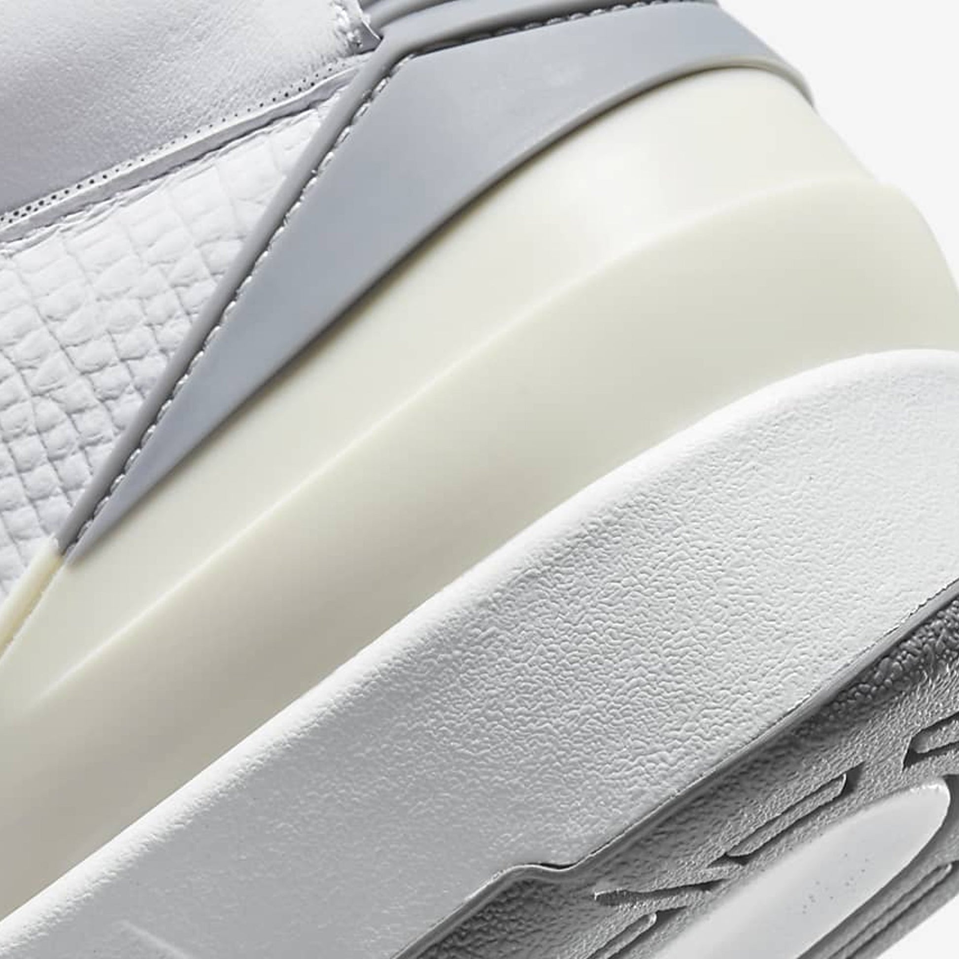 Jordan | AIR JORDAN 2 RETRO  { WHITE/CEMENT GREY-SAIL-BLACK