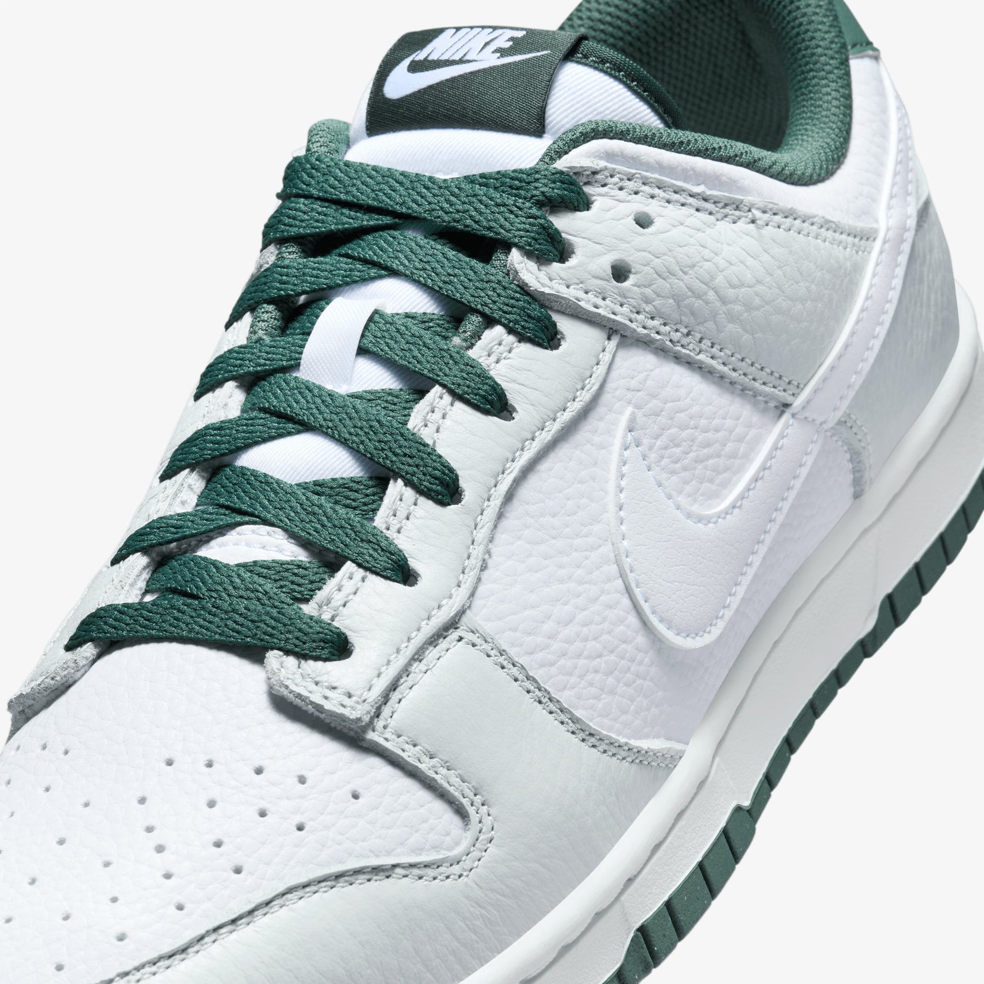 NIKE | DUNK LOW RETRO SE { PHOTON DUST/WHITE-VINTAGE GREEN