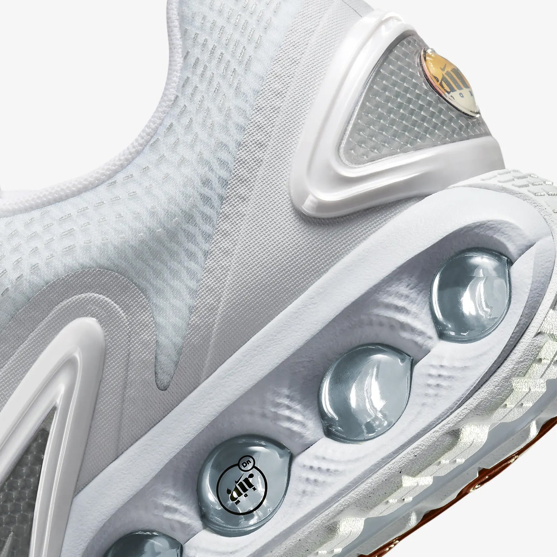 Nike | AIR MAX DN  { WHITE/METALLIC SILVER-PURE PLATINUM