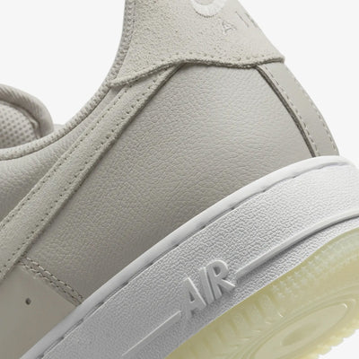 Nike | AIR FORCE 1 '07 LV8 { LIGHT BONE/SUMMIT WHITE-LT IRON ORE