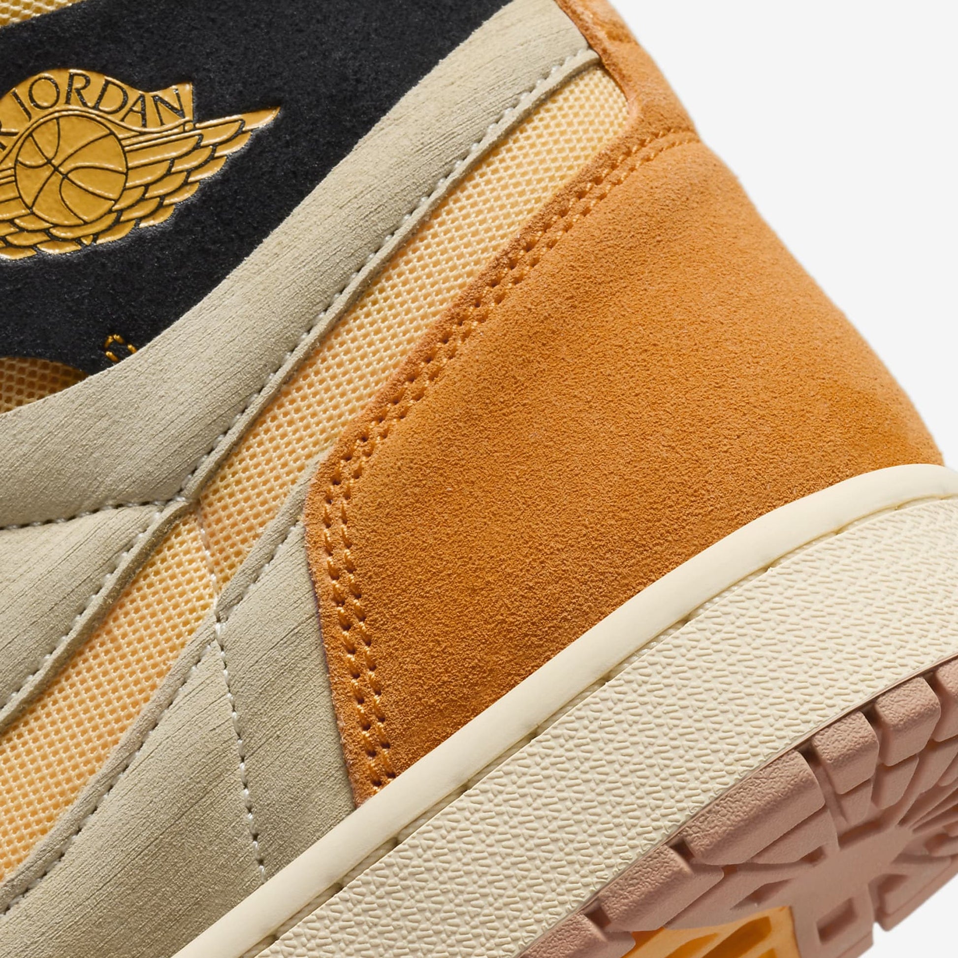 Jordan | AIR JORDAN 1 ZOOM CMFT 2  { MUSLIN/CELESTIAL GOLD-BLACK-VIVID ORANGE