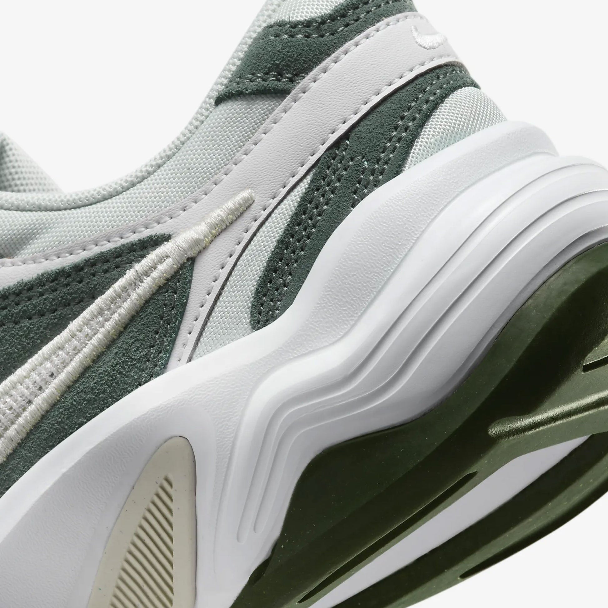 Nike | AL8  { VINTAGE GREEN/SPRING GREEN-CARBON GREEN