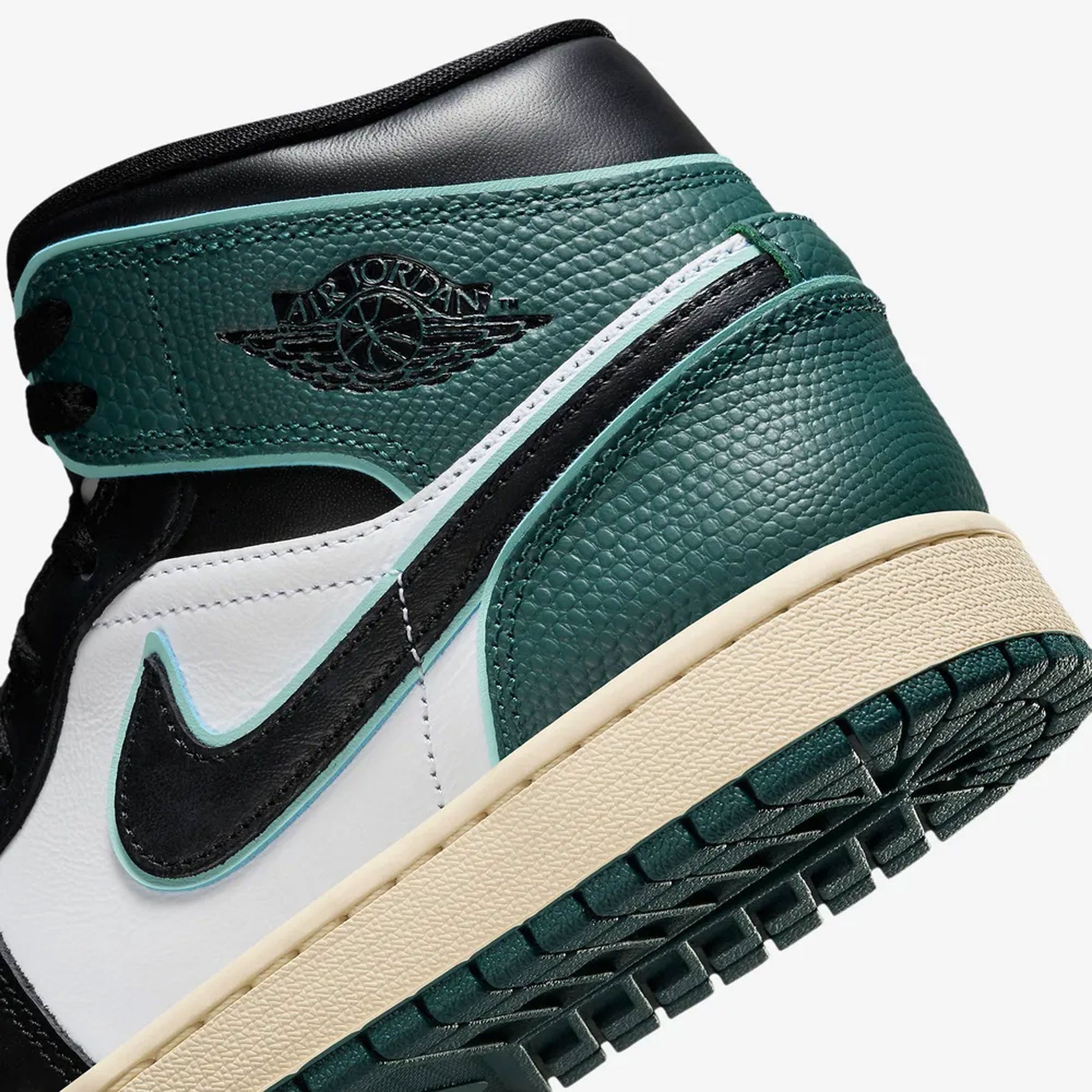 JORDAN | AIR JORDAN 1 MID SE { WHITE/BLACK-LIGHT DEW-OXIDIZED GREEN