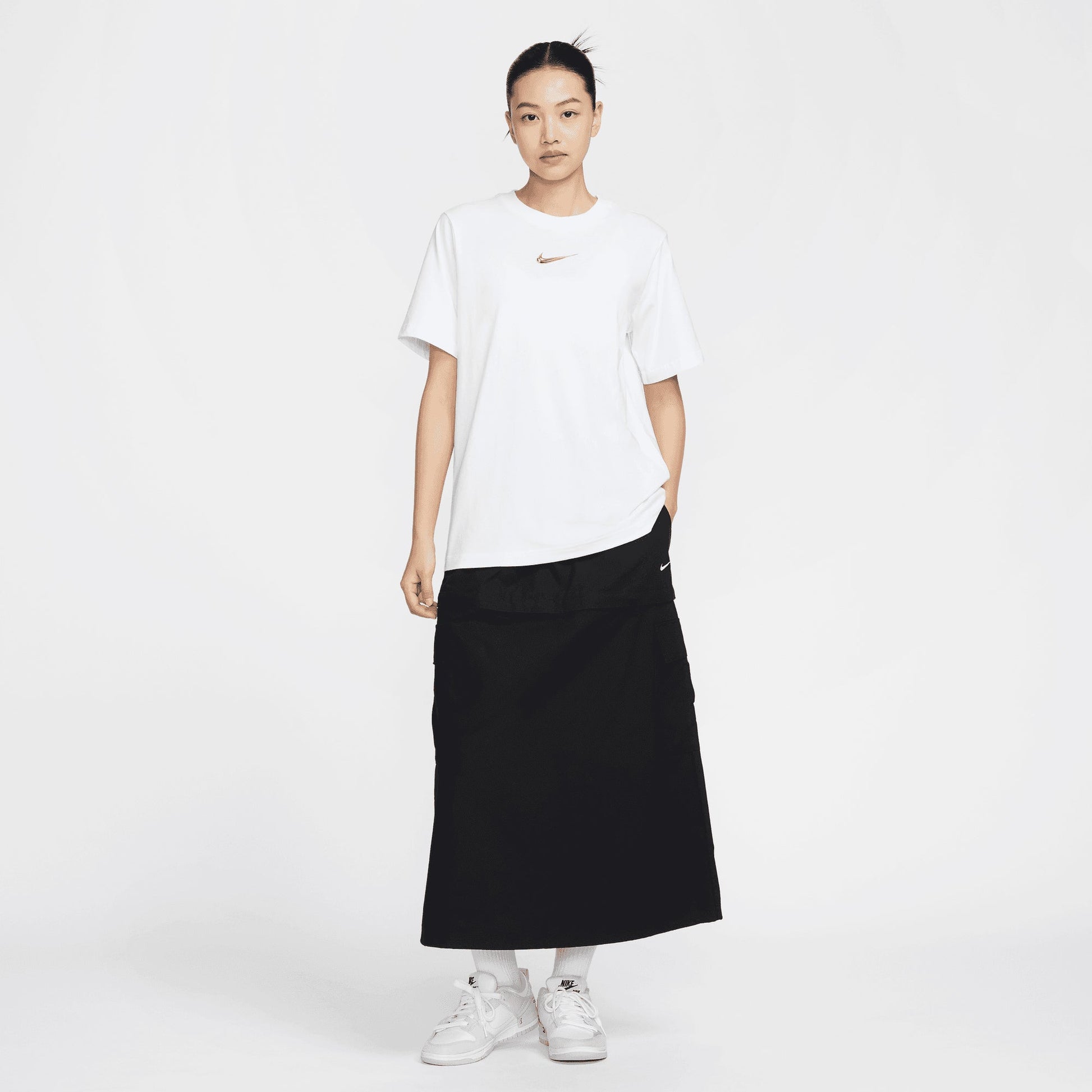 NIKE | LOOSE SHORT-SLEEVE GRAPHIC T-SHIRT { WHITE