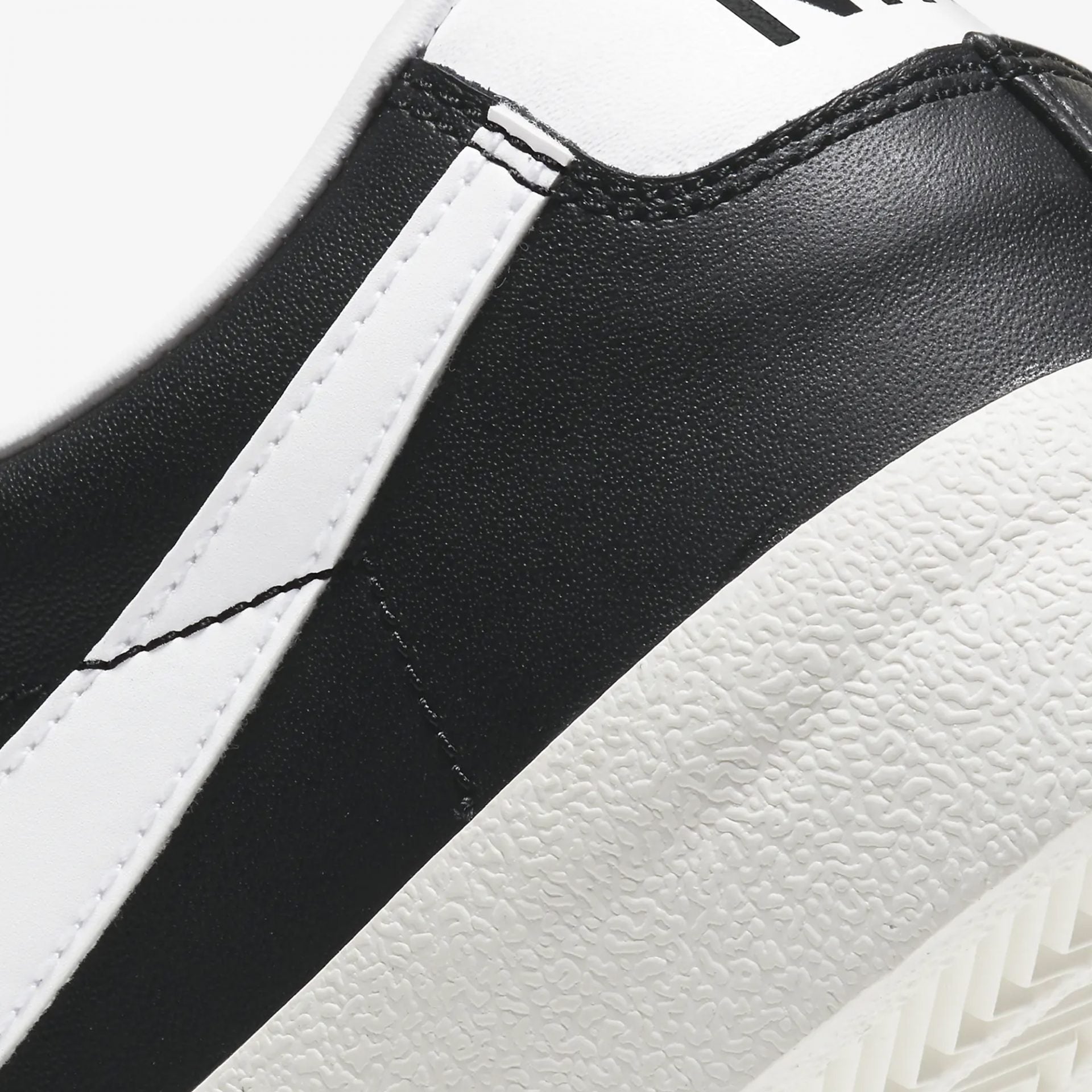 Nike | BLAZER LOW '77 VINTAGE { BLACK/WHITE