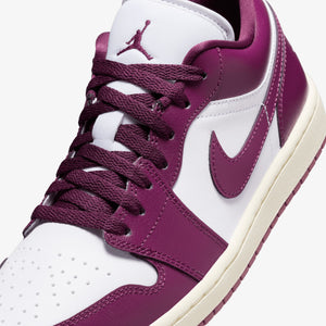 JORDAN | AIR JORDAN 1 LOW { WHITE/BORDEAUX-SAIL