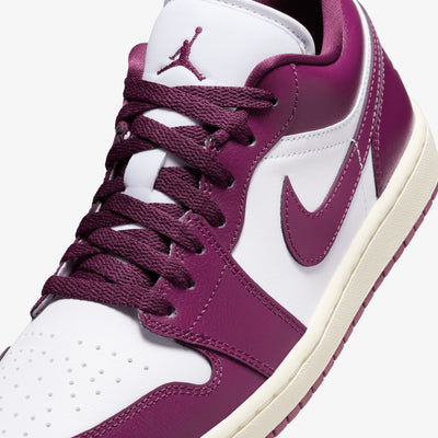 JORDAN | AIR JORDAN 1 LOW { WHITE/BORDEAUX-SAIL