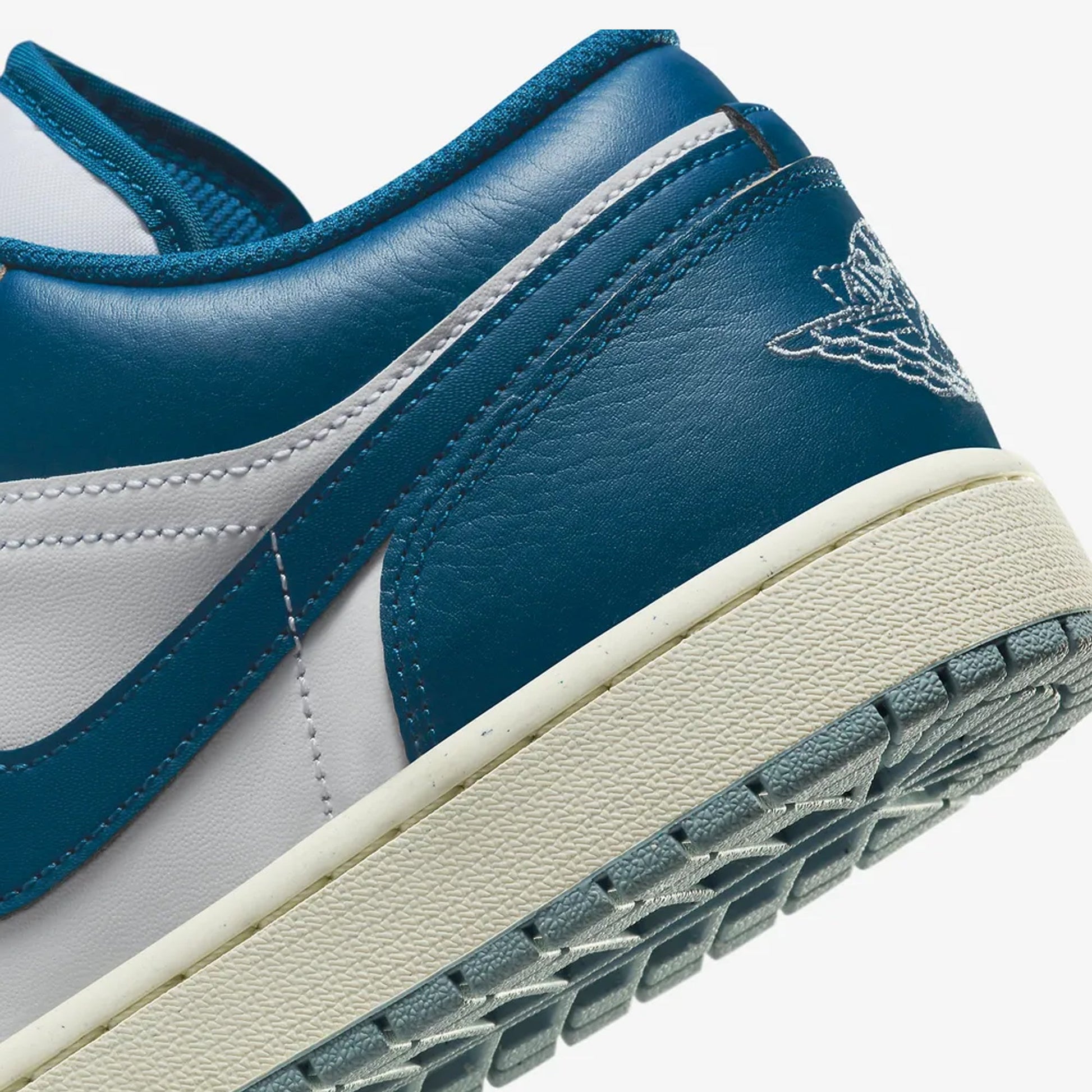 Jordan | AIR JORDAN 1 LOW SE  { WHITE/INDUSTRIAL BLUE-BLUE GREY-SAIL