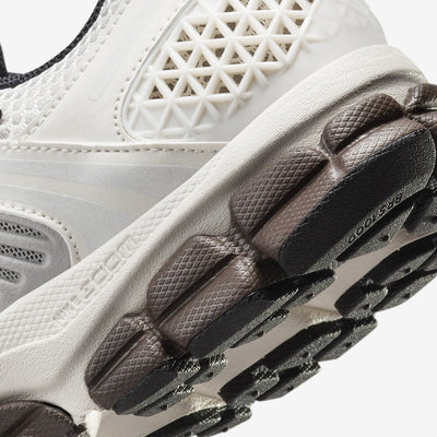 Nike | ZOOM VOMERO 5  { PHANTOM/MTLC PLATINUM-LT IRON ORE