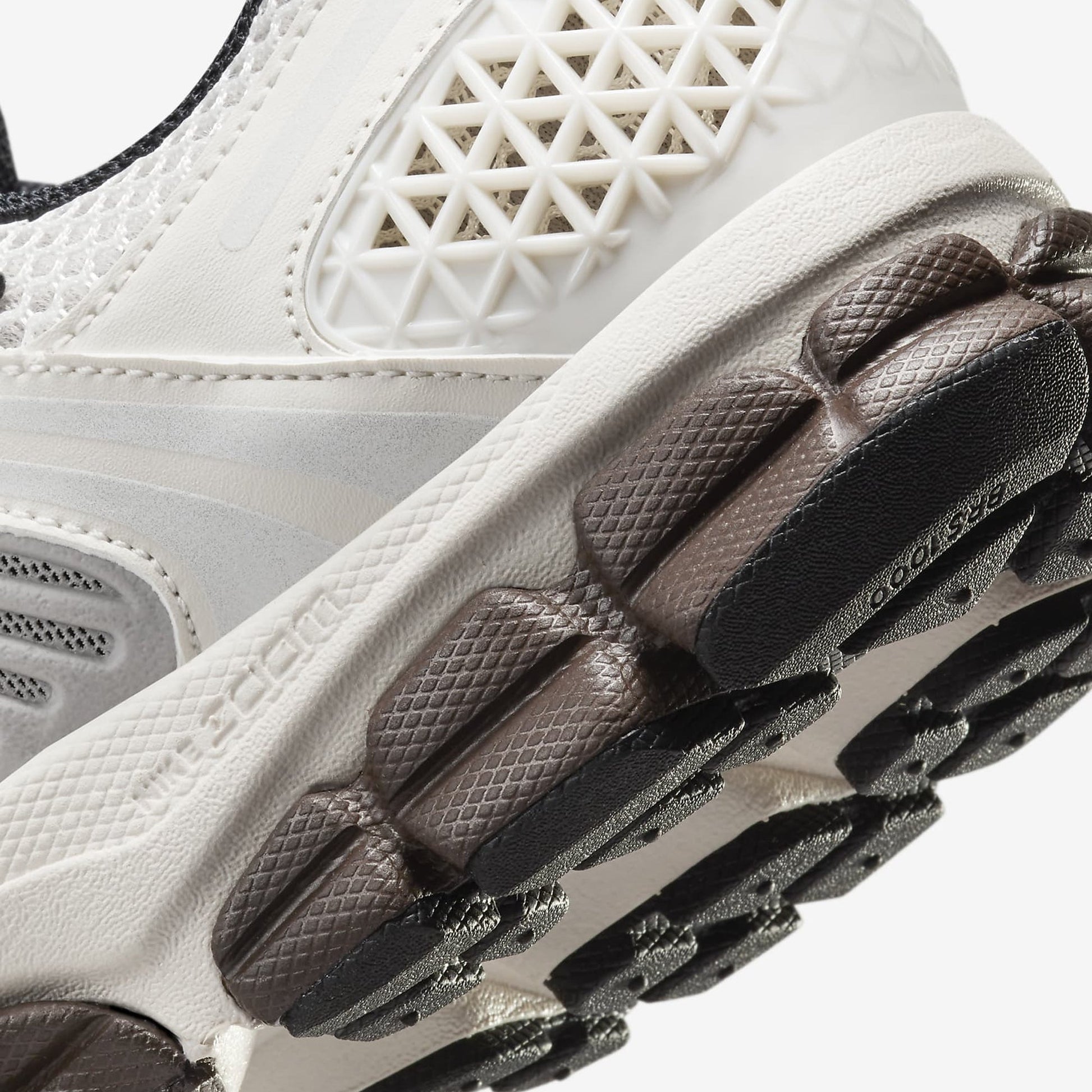 Nike | ZOOM VOMERO 5  { PHANTOM/MTLC PLATINUM-LT IRON ORE