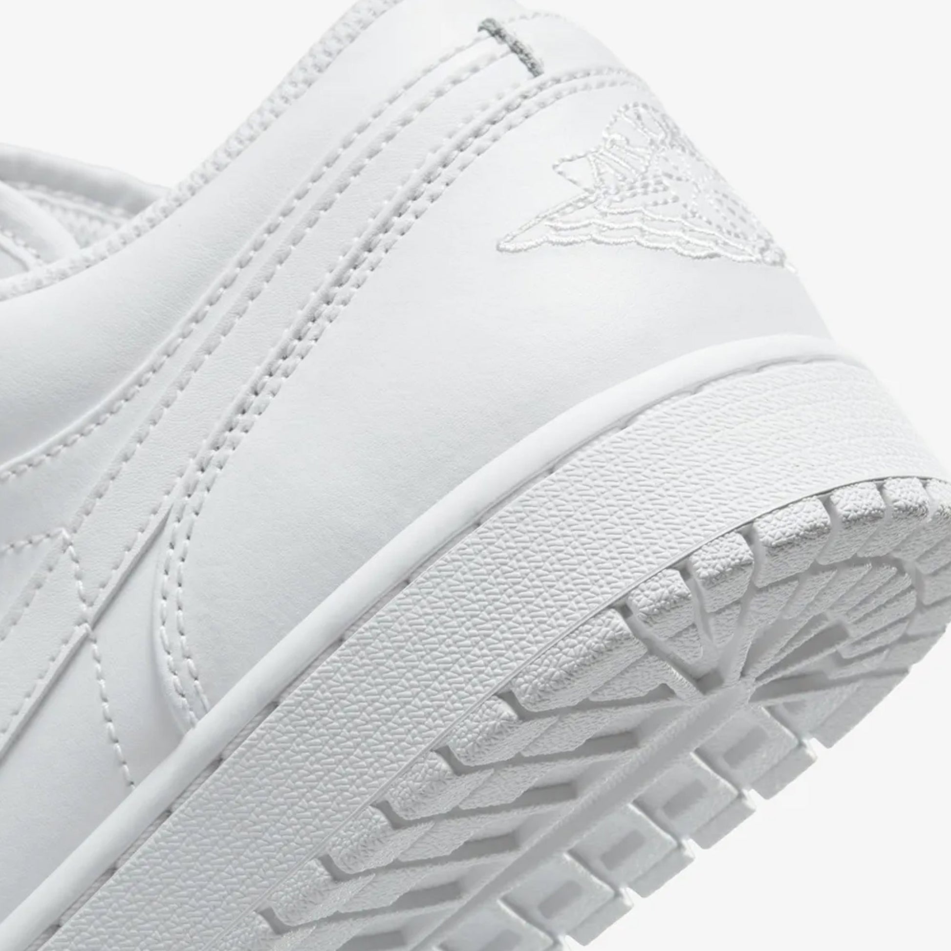 JORDAN | AIR JORDAN 1 LOW { WHITE/WHITE-WHITE
