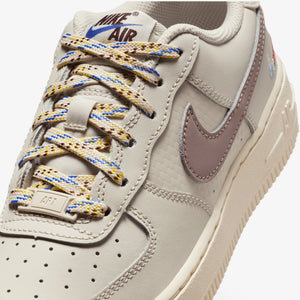 NIKE | AIR FORCE 1 LV8 1 (GS) { LT OREWOOD BRN/MALT-BURGUNDY CRUSH