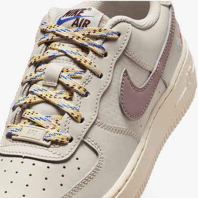 NIKE | AIR FORCE 1 LV8 1 (GS) { LT OREWOOD BRN/MALT-BURGUNDY CRUSH
