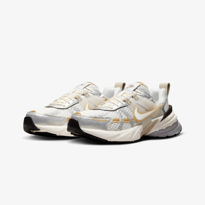 NIKE | V2K RUN { WHITE/WHITE-KHAKI-METALLIC SILVER