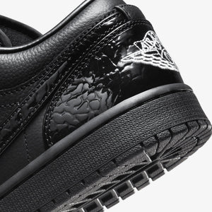 JORDAN | AIR JORDAN 1 LOW SE { BLACK/BLACK-WHITE-METALLIC SILVER