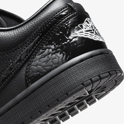 JORDAN | AIR JORDAN 1 LOW SE { BLACK/BLACK-WHITE-METALLIC SILVER
