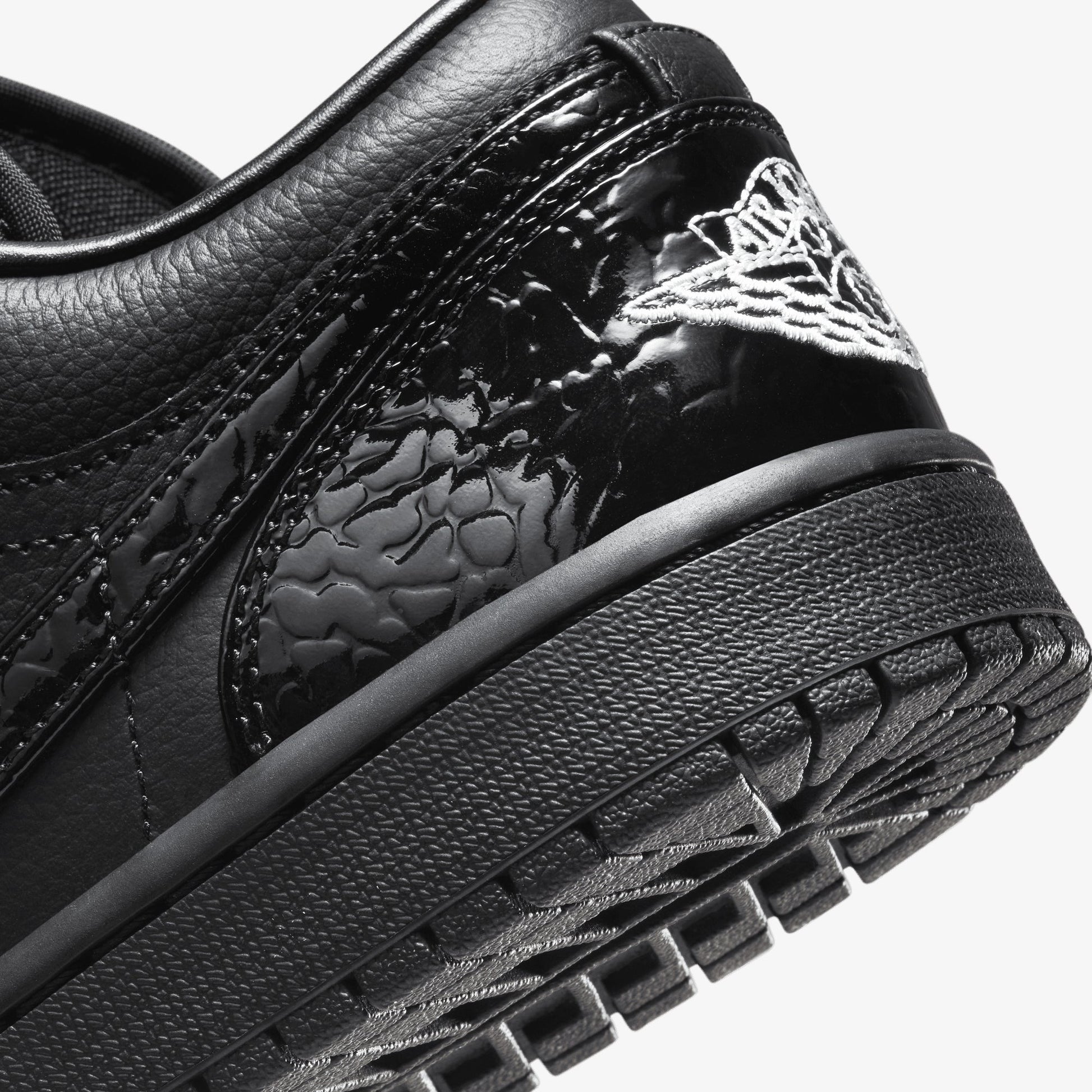 JORDAN | AIR JORDAN 1 LOW SE { BLACK/BLACK-WHITE-METALLIC SILVER