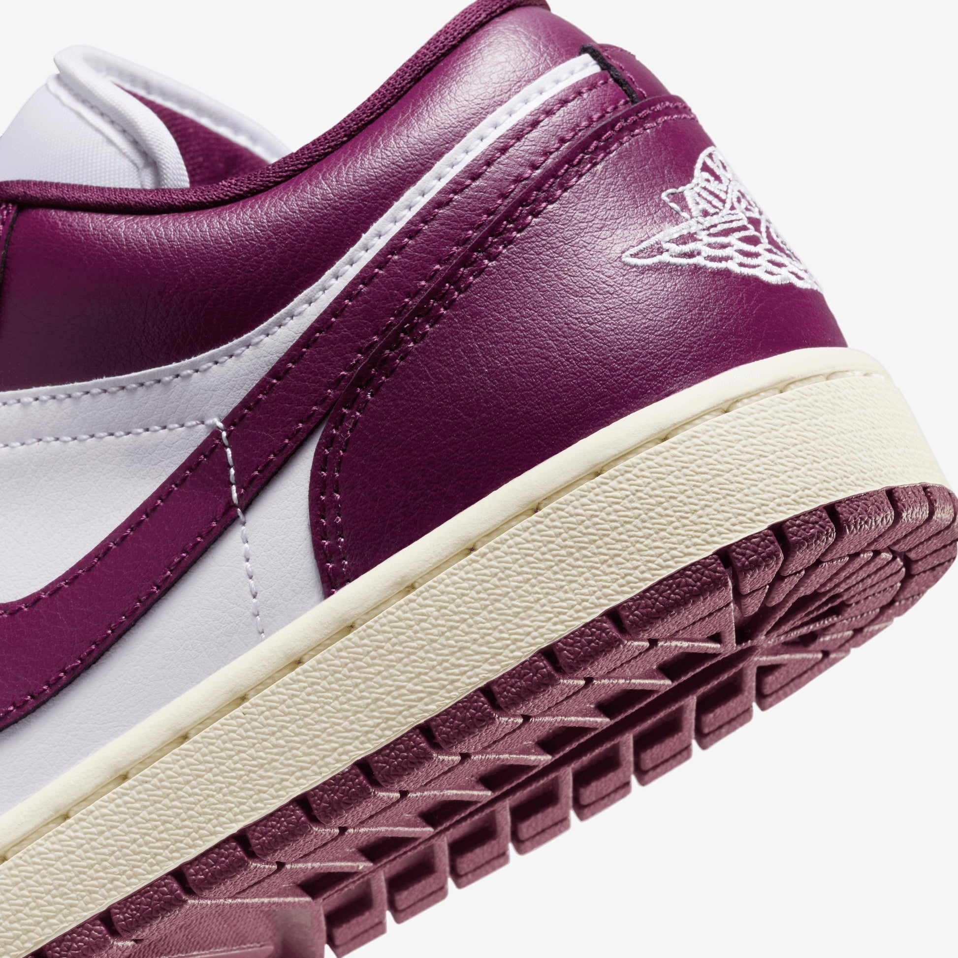 JORDAN | AIR JORDAN 1 LOW { WHITE/BORDEAUX-SAIL