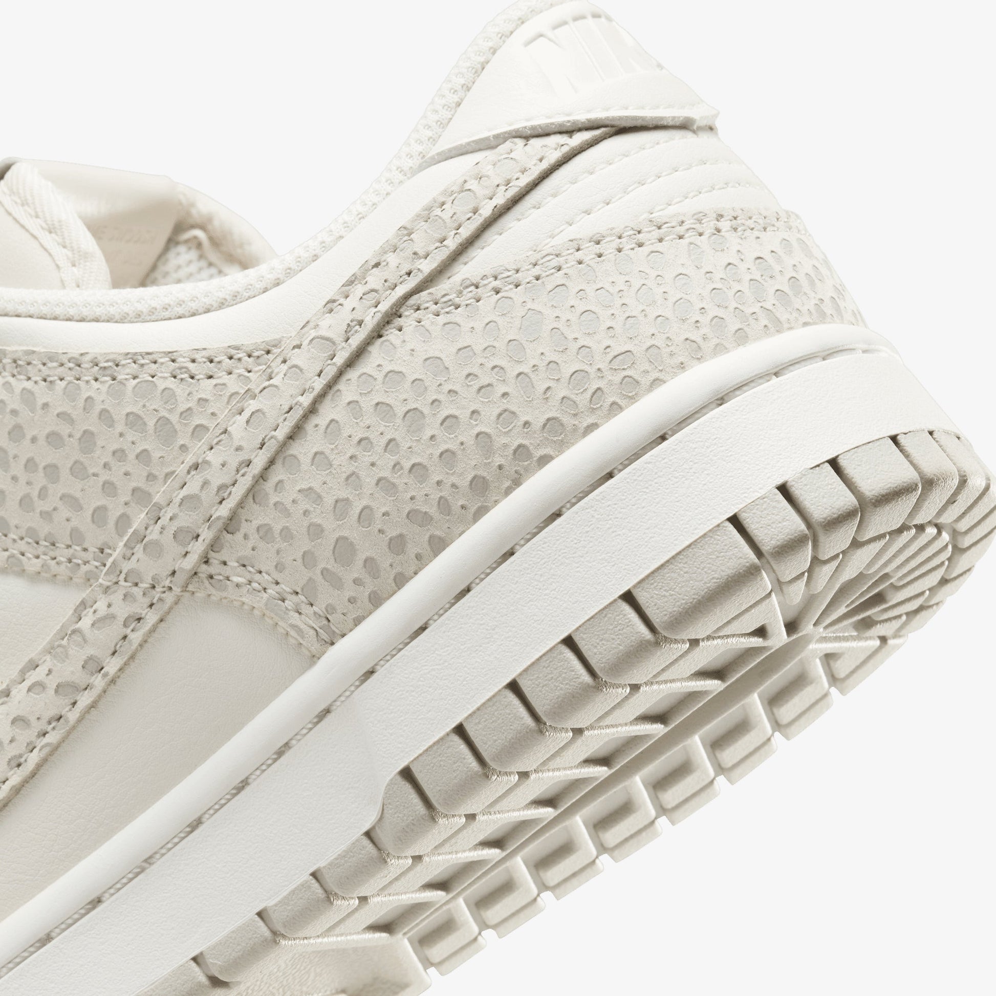 NIKE | DUNK LOW PREMIUM { PHANTOM/PHOTON DUST-LT SMOKE GREY