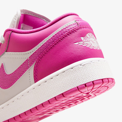 JORDAN | AIR JORDAN 1 LOW (GS) { FIRE PINK/IRIS WHISPER-WHITE