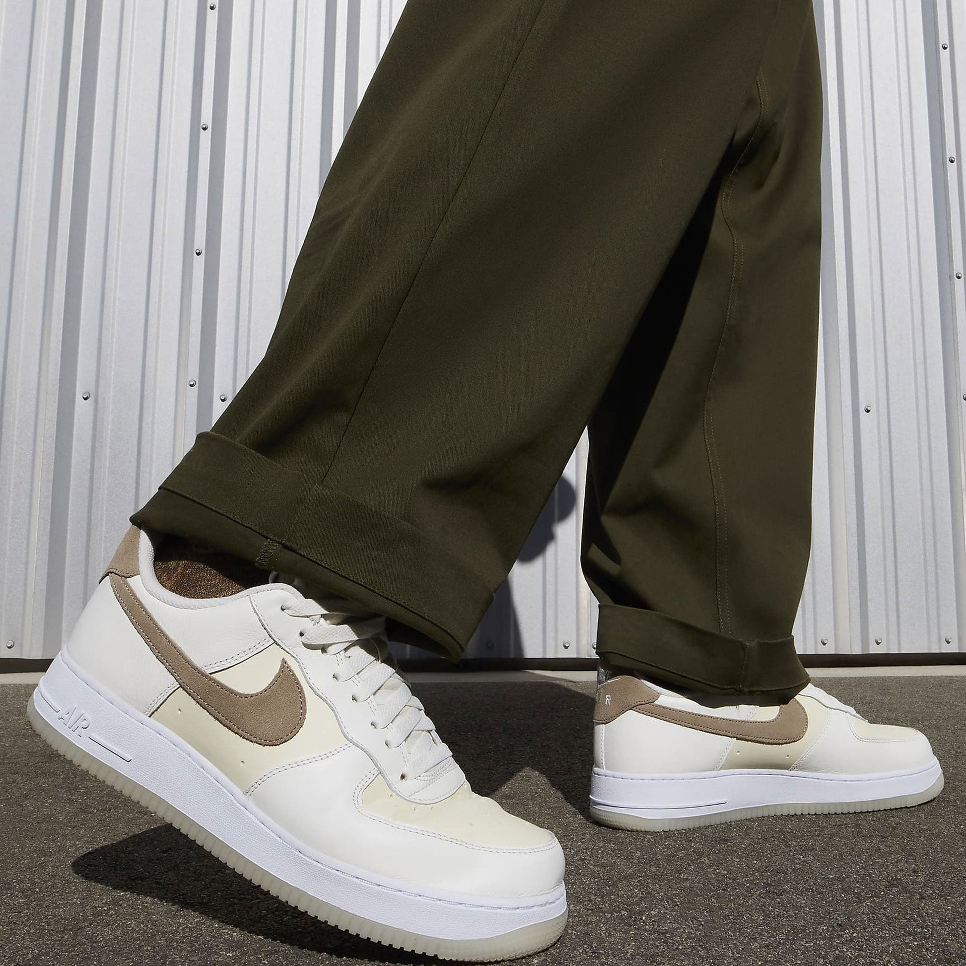 Nike | AIR FORCE 1 '07 LV8 { SAIL/KHAKI-COCONUT MILK-WHITE