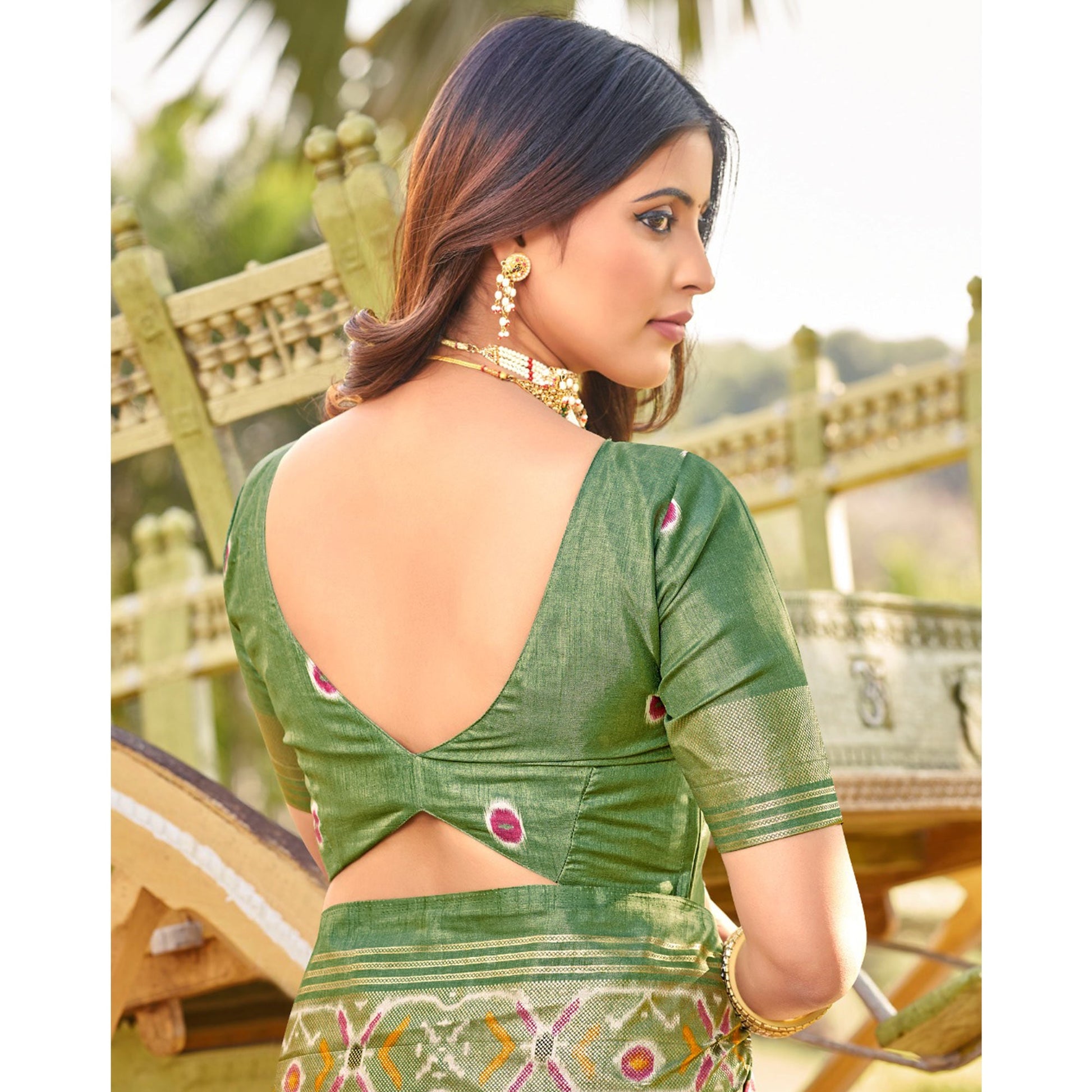 green-patola-printed-dola-silk-saree-4