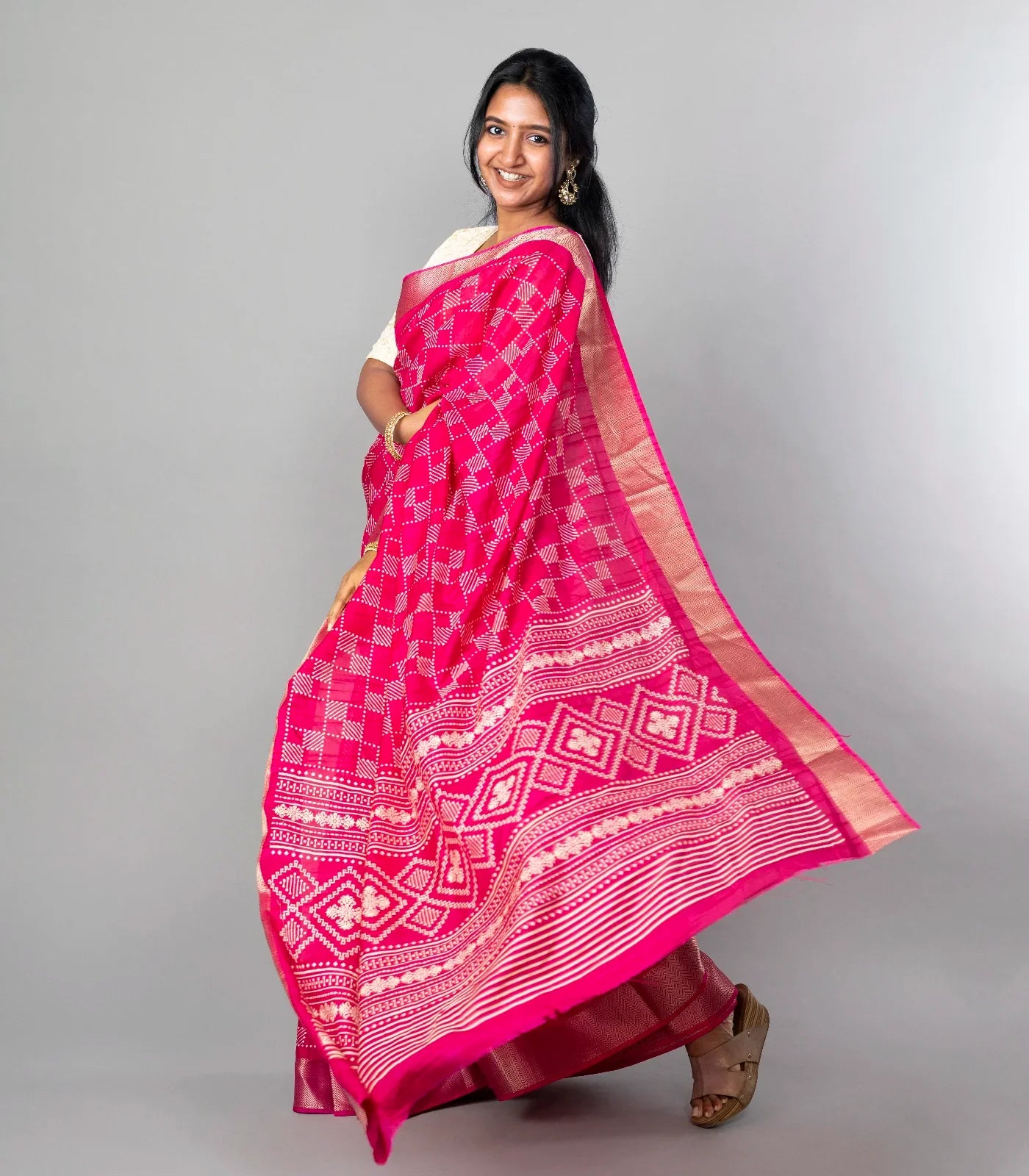 Pink Woven Dola Synthetic Saree With Printed Checks