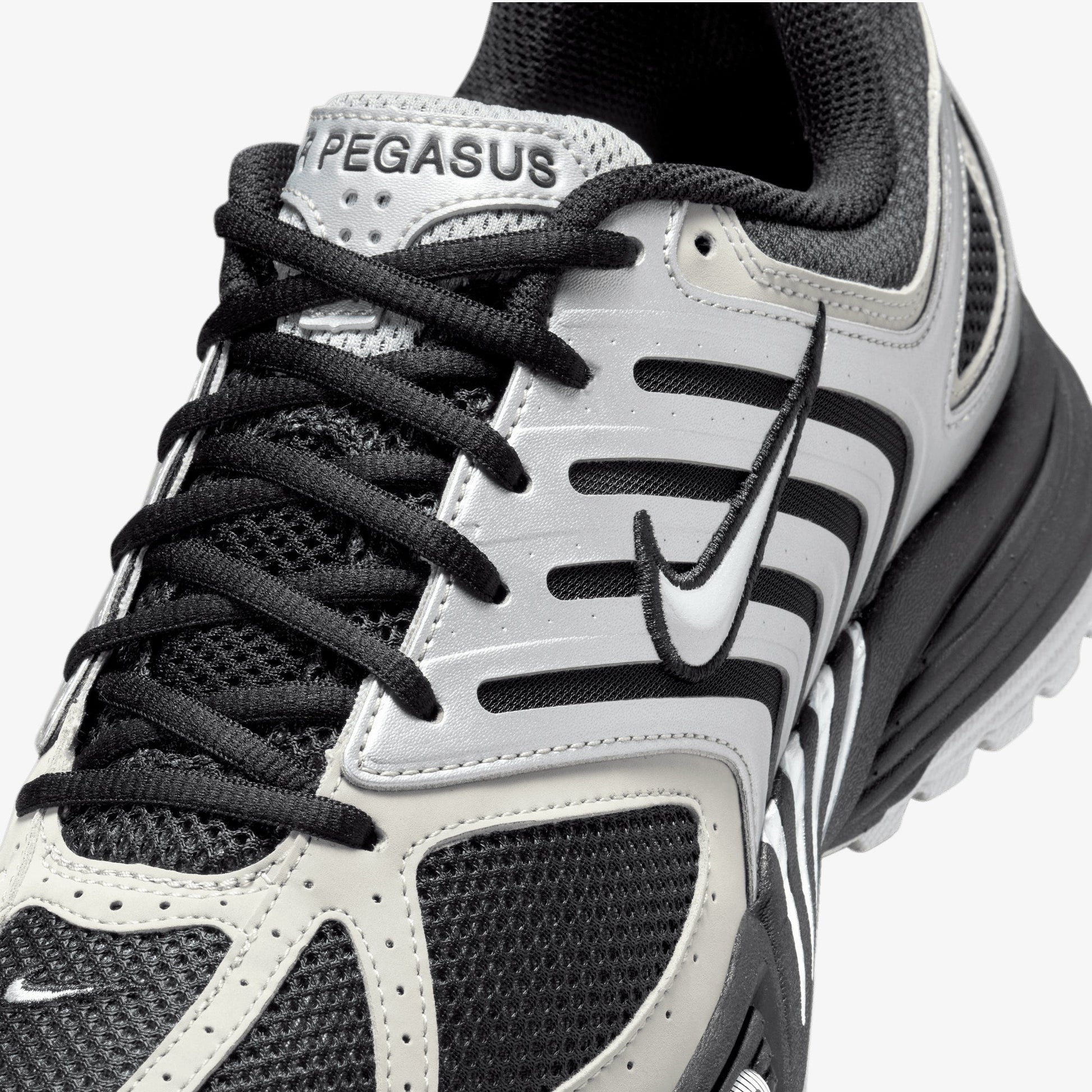 NIKE | AIR PEGASUS 2005 { METALLIC SILVER/MTLC PLATINUM-FLT SILVER