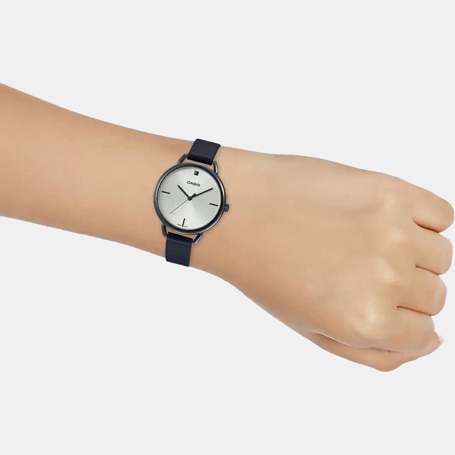 Enticer Women Quartz White Dial Analog Leather Watch A1809