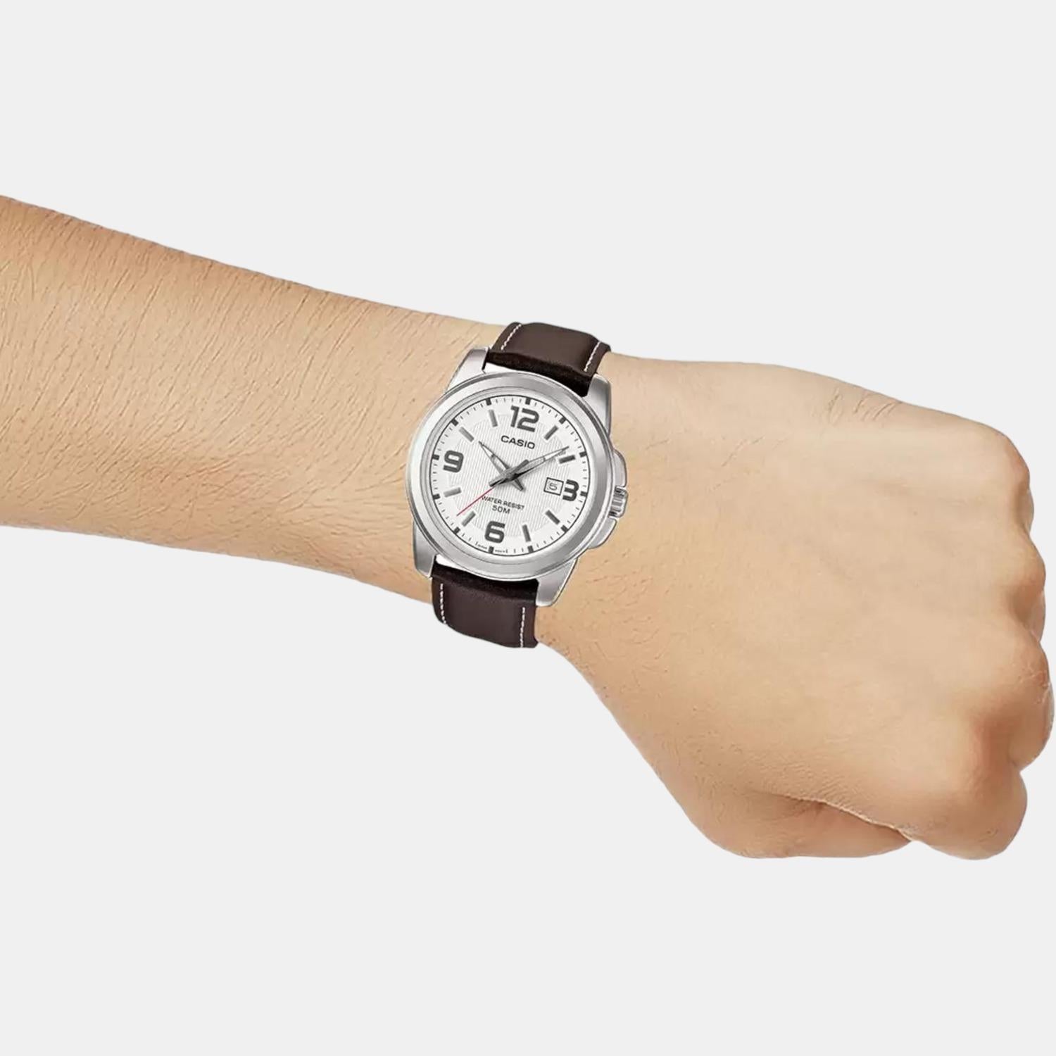 Enticer Men Quartz White Dial Analog Leather Watch A553