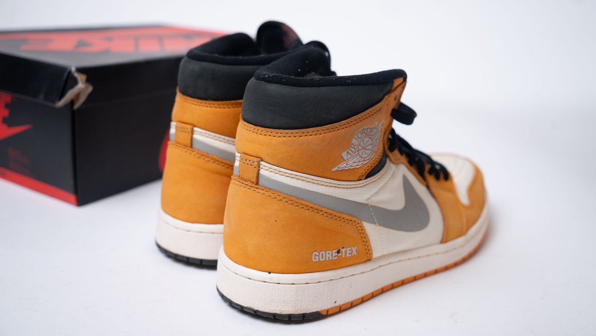 Nike Air Jordan 1 High - Gore Tex Light Curry