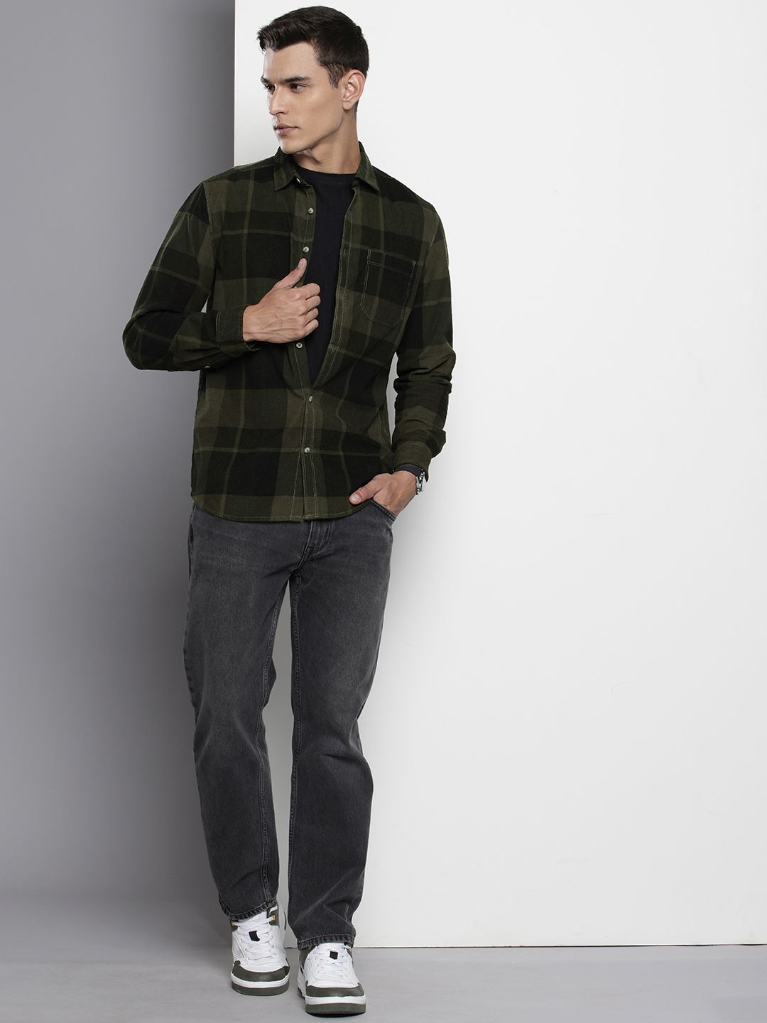 Men's Black Regular Fit Checked Casual Shirt