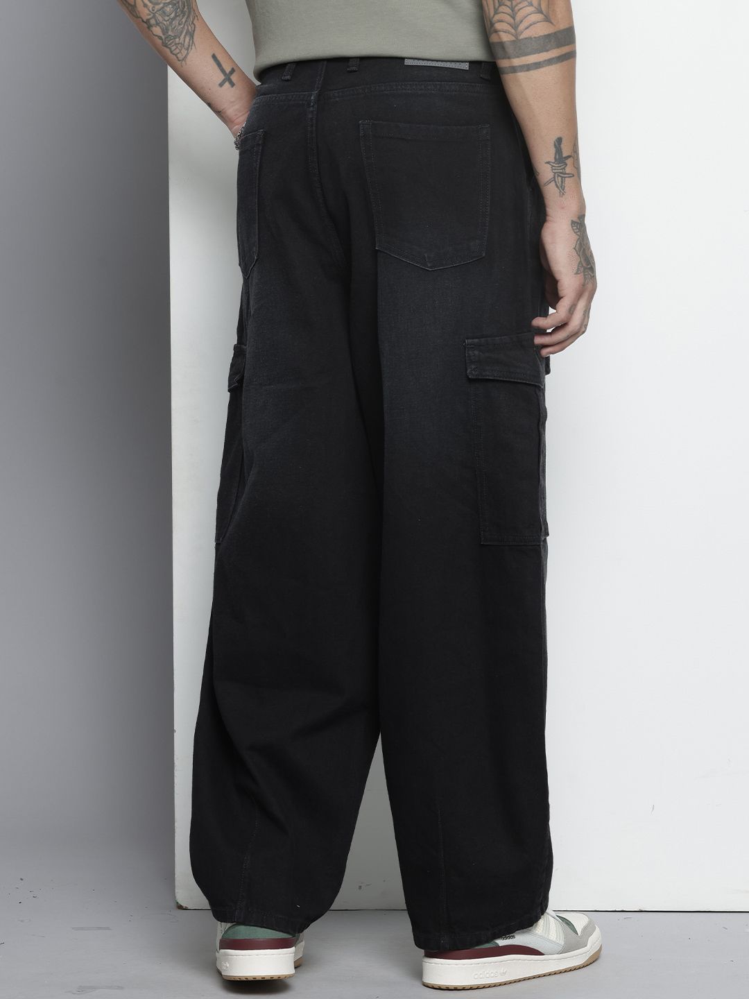 Men's Black Relaxed Fit Solid Cargo Jeans