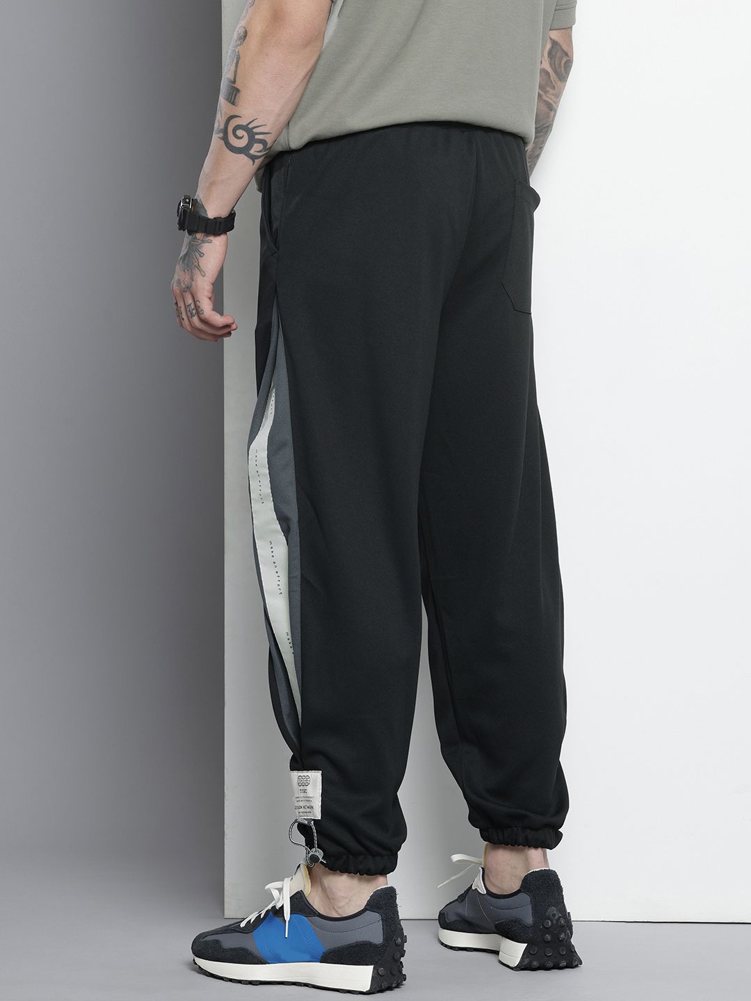 Men's Black Relaxed Fit Textured Baggy Joggers