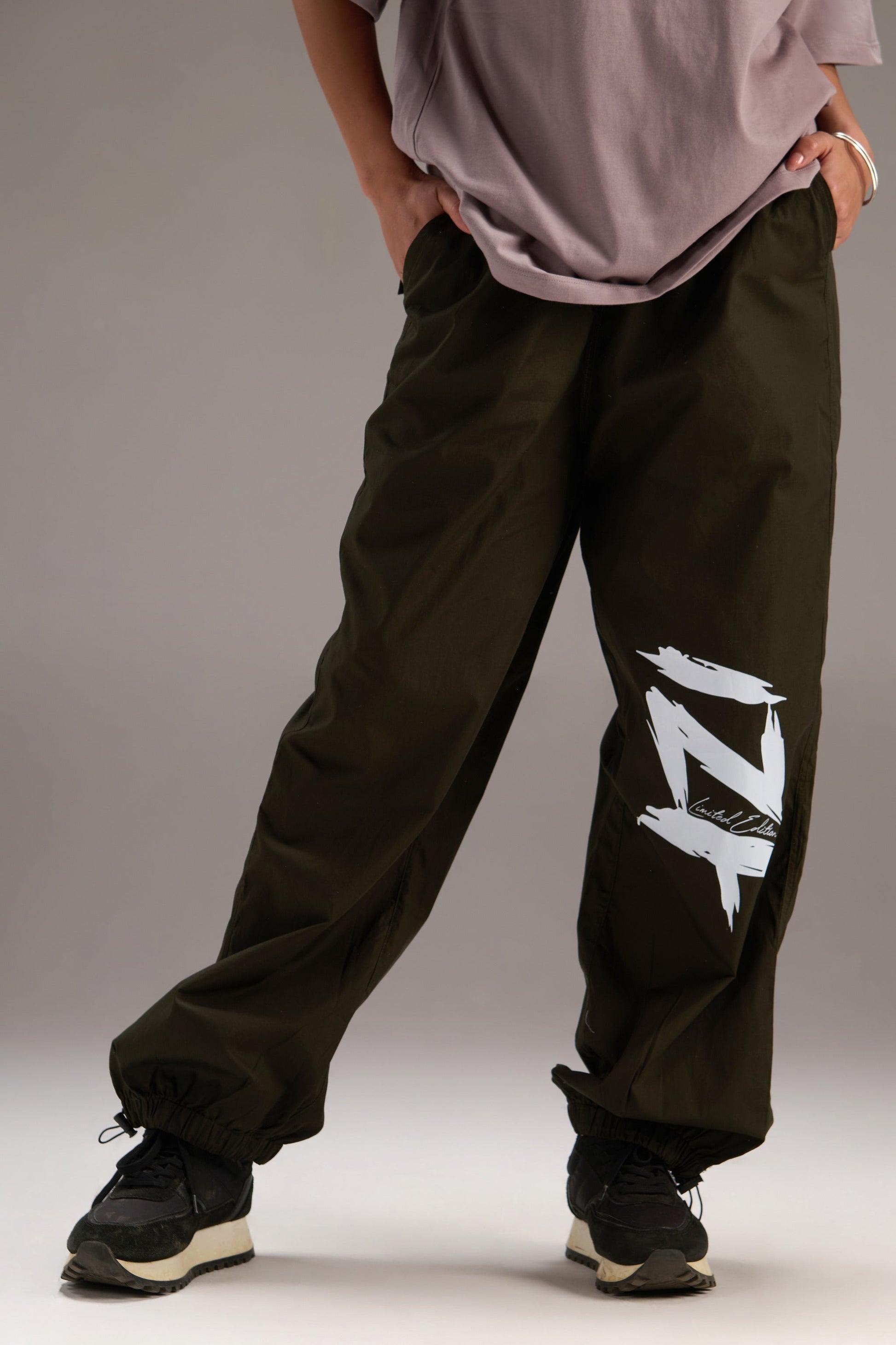 Printed "Limited edition" parachute pants for women in Green