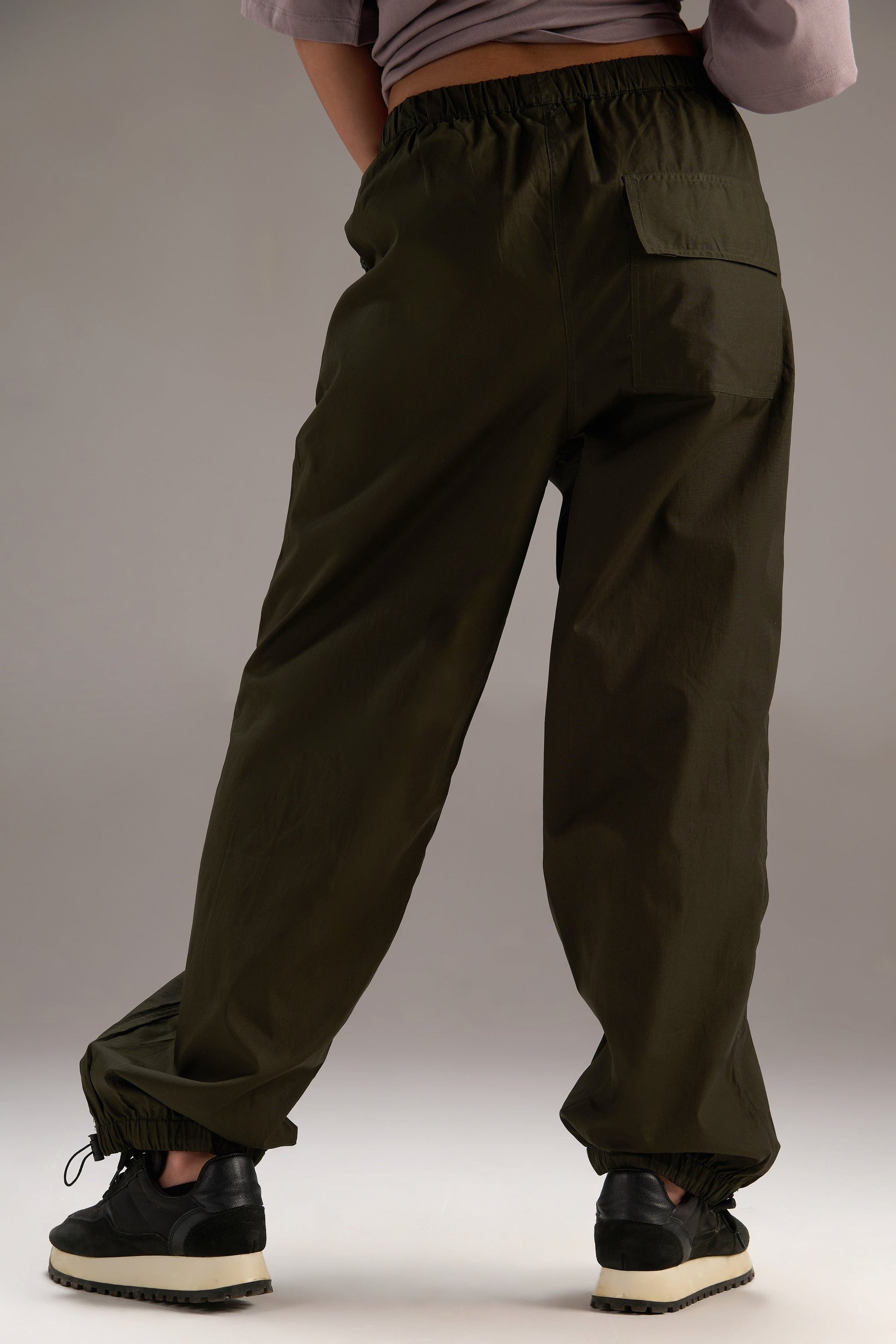 Printed "Limited edition" parachute pants for women in Green
