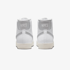 Nike | BLAZER MID '77 ESS { WHITE/METALLIC SILVER