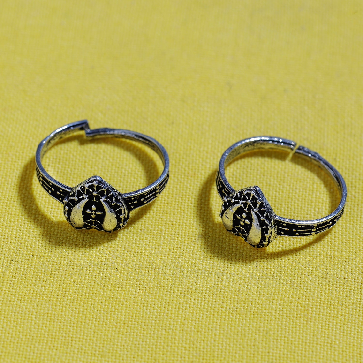 Antique Silver Finish Oxidised Brass Base Toe Ring (Adjustable)