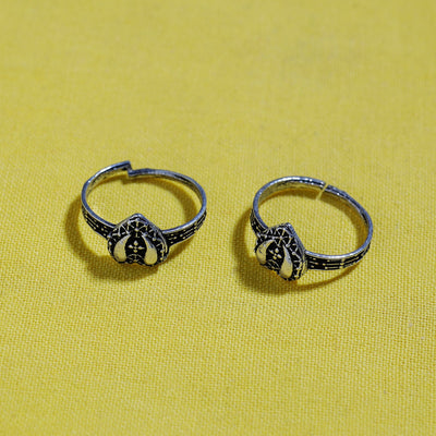 Antique Silver Finish Oxidised Brass Base Toe Ring (Adjustable)