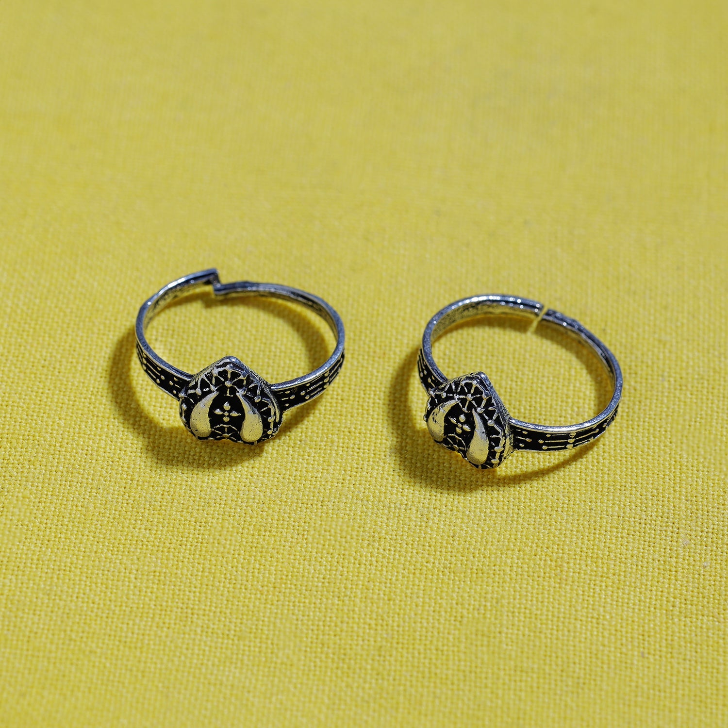 Antique Silver Finish Oxidised Brass Base Toe Ring (Adjustable)