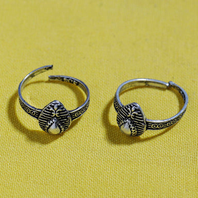 Antique Silver Finish Oxidised Brass Base Toe Ring (Adjustable)