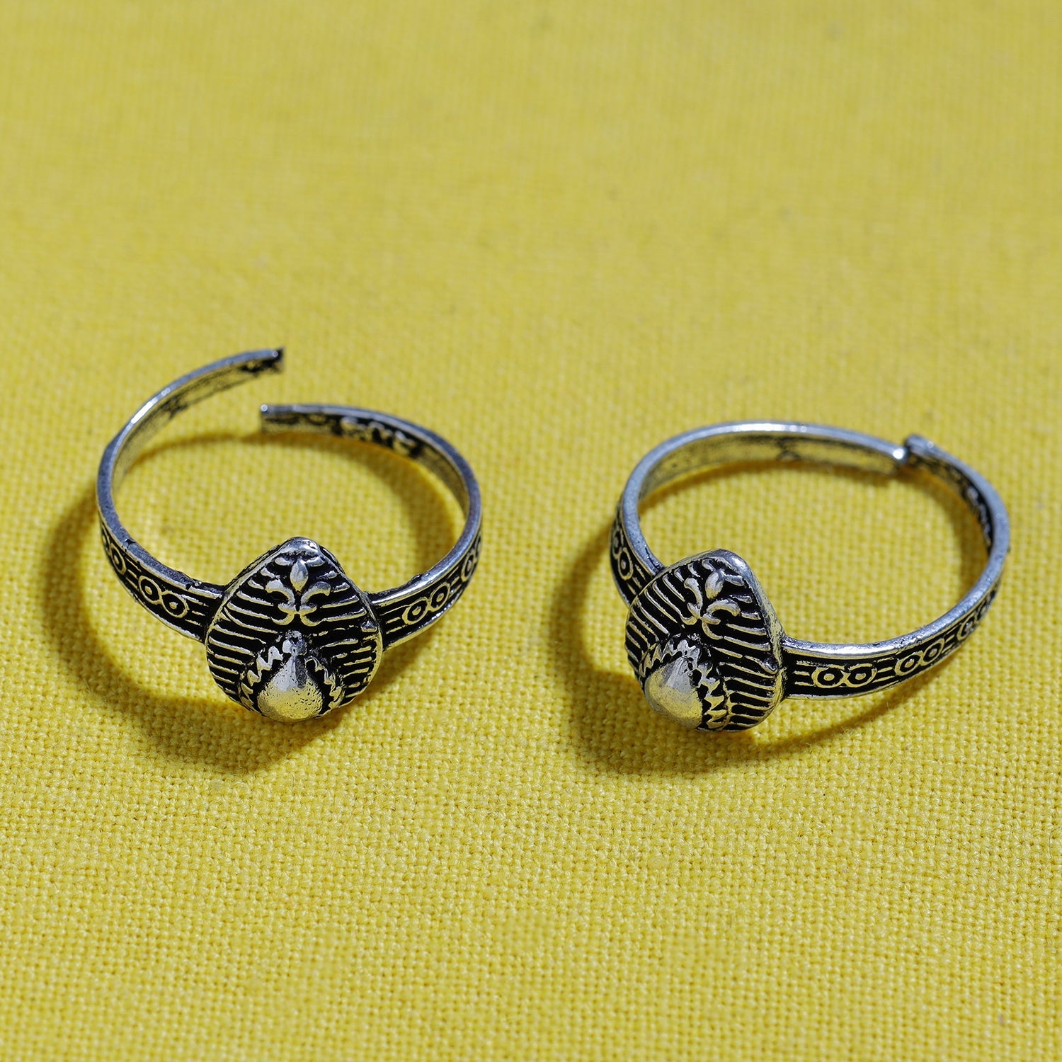 Antique Silver Finish Oxidised Brass Base Toe Ring (Adjustable)