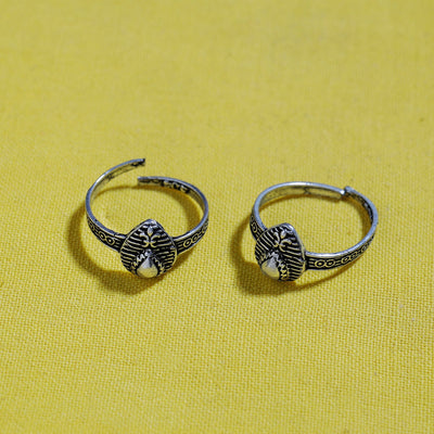Antique Silver Finish Oxidised Brass Base Toe Ring (Adjustable)