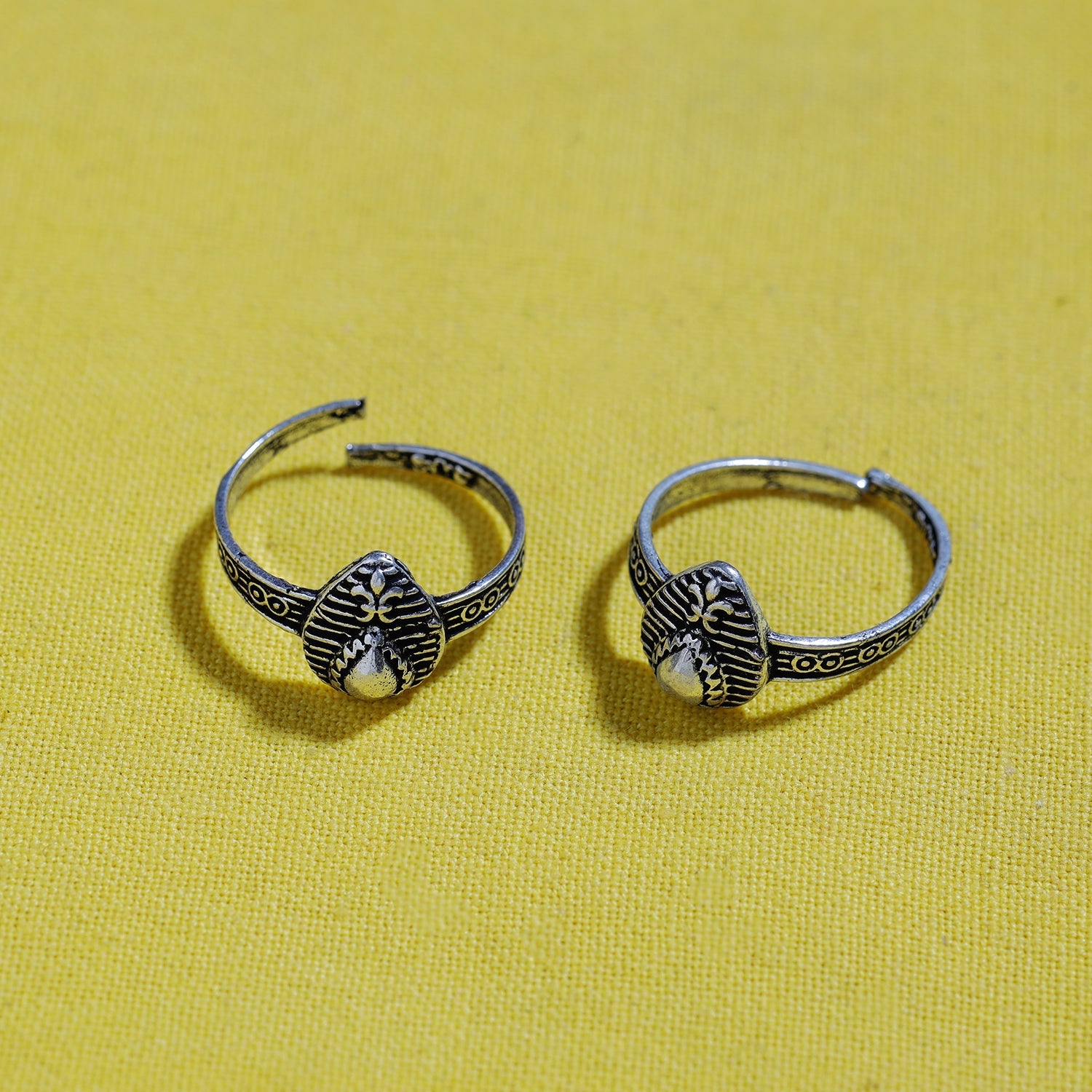 Antique Silver Finish Oxidised Brass Base Toe Ring (Adjustable)