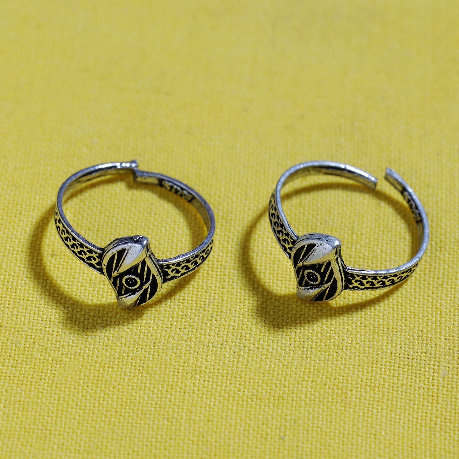 Antique Silver Finish Oxidised Brass Base Toe Ring (Adjustable)