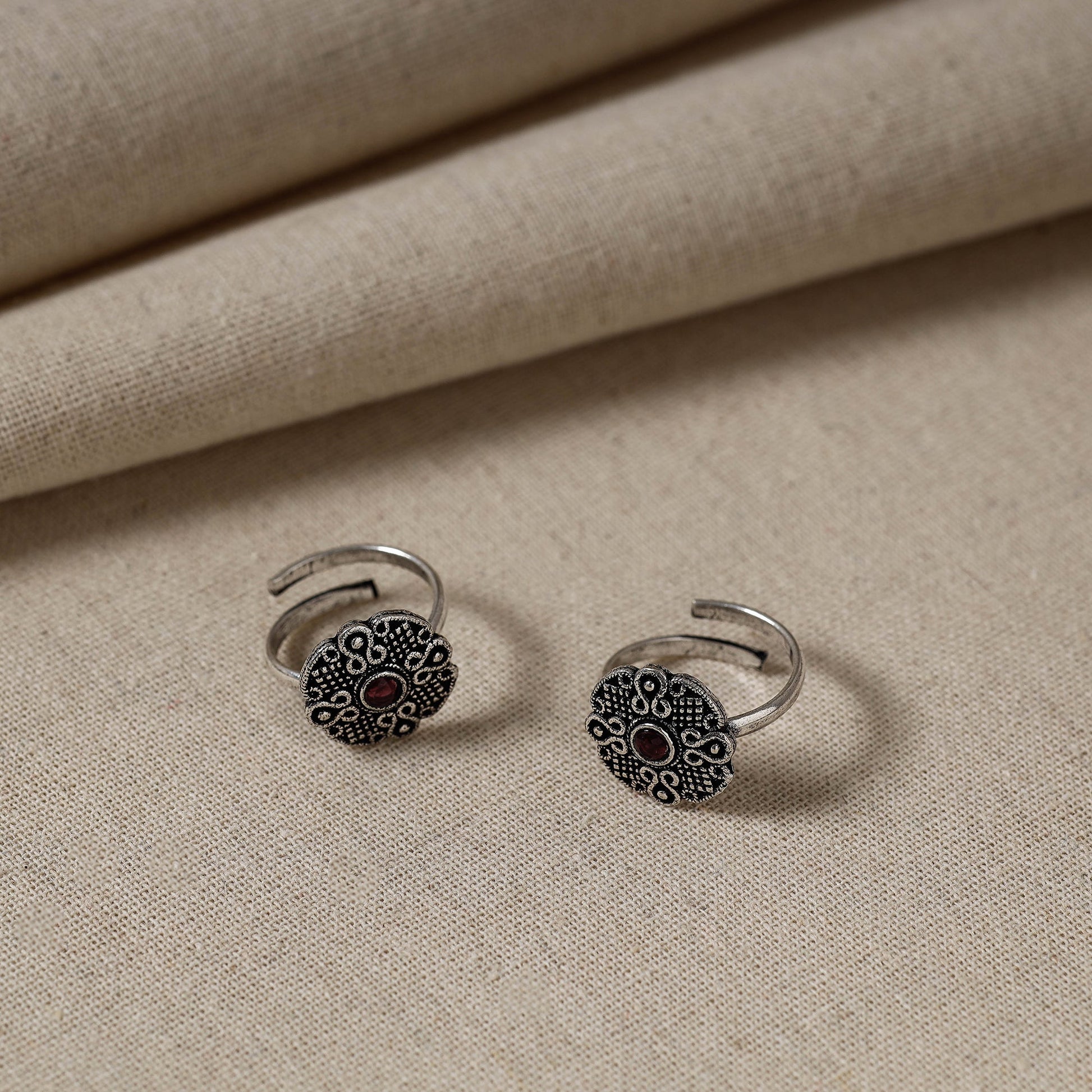 Antique Silver Finish Oxidised Brass Base Toe Ring (Adjustable)